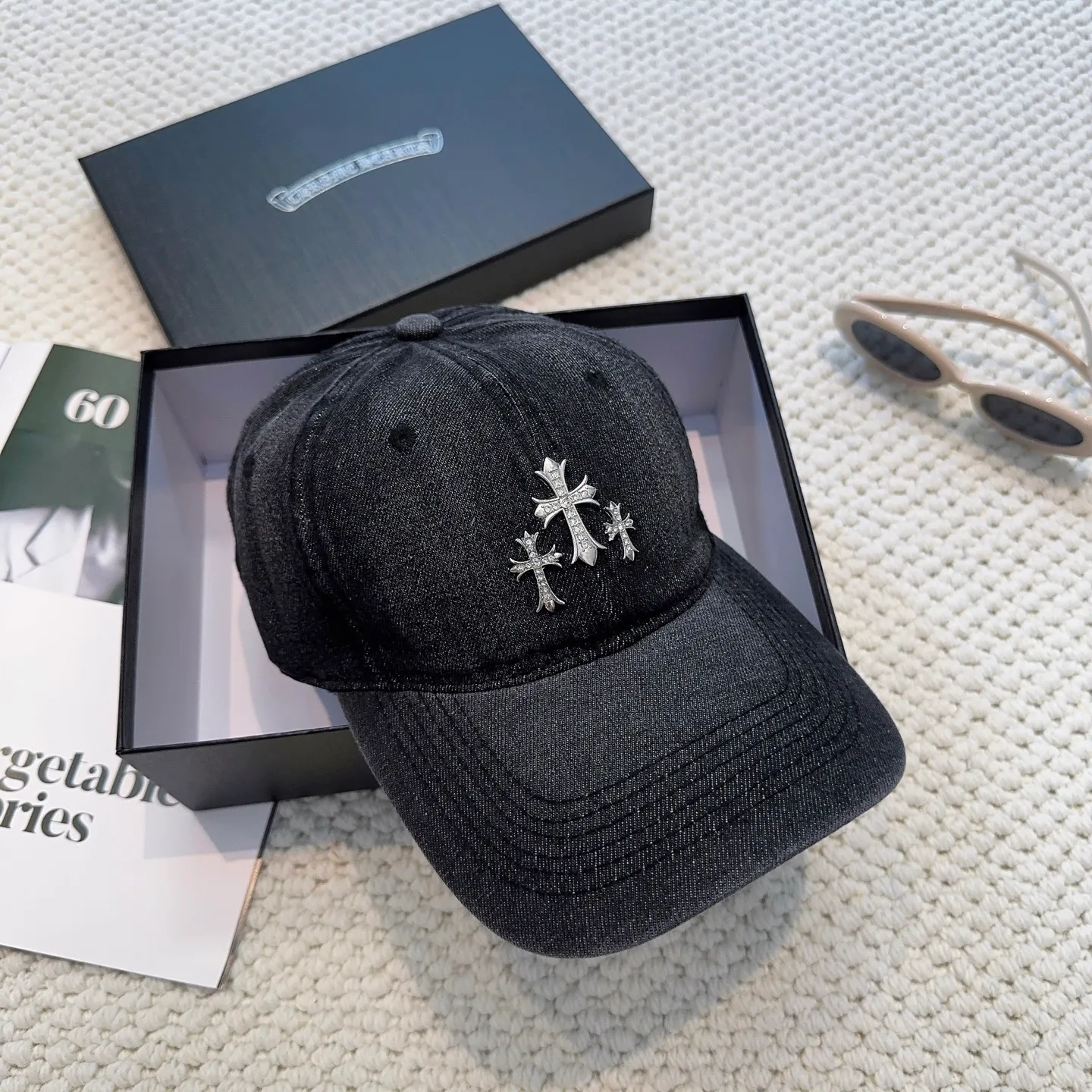P60 Crow Heart 🆕🆕25 new washed denim baseball cap, personalized fashion classic cross logo, casual with a cool feeling, unisex style, same style for men and women! Very easy to match! Head circumference: 56-58cm is available